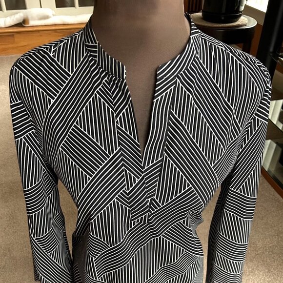 New ANN TAYLOR V-Neck Flare Sleeve Popover Blouse Black Size M - Picture 3 of 4